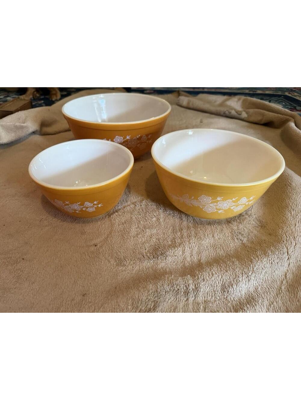 Pyrex 3 PC Nesting Mixing Bowl Set Butterfly FLOWER Butterscotch & Gold
